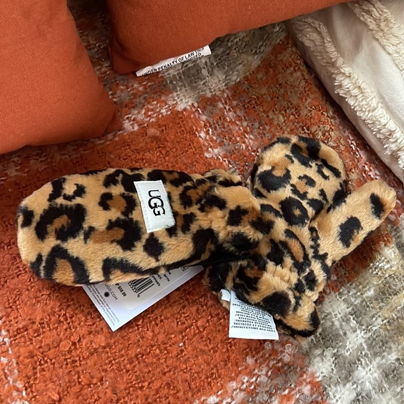 Toddler UGG Cheetah Set - Picture 6 of 7